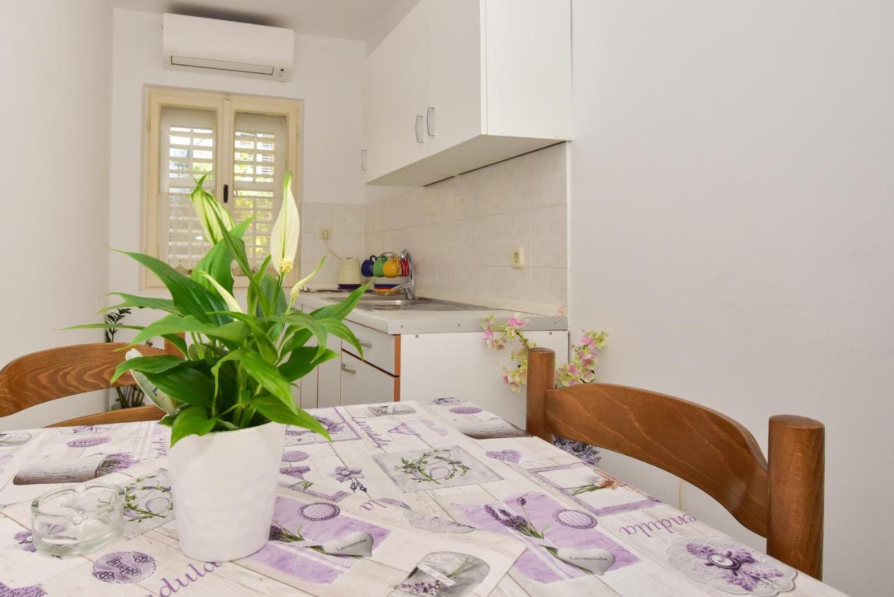 Apartment Mira Sumic *